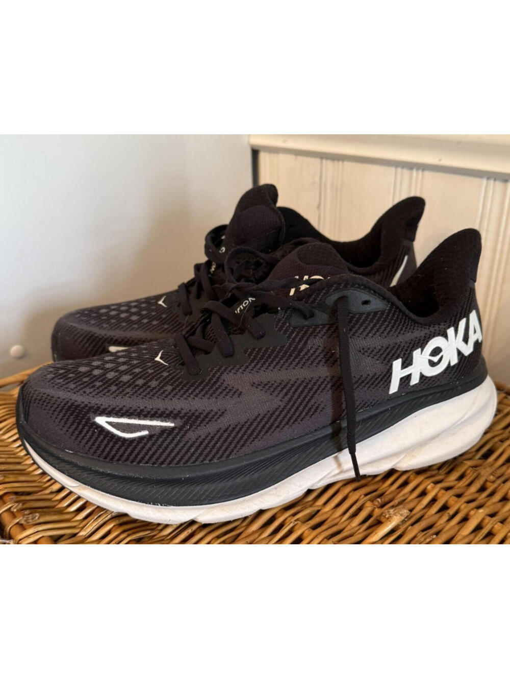 Hoka Clifton 9, Mens size 10W, Black, Sports, Hiking, Walking, Outdoors